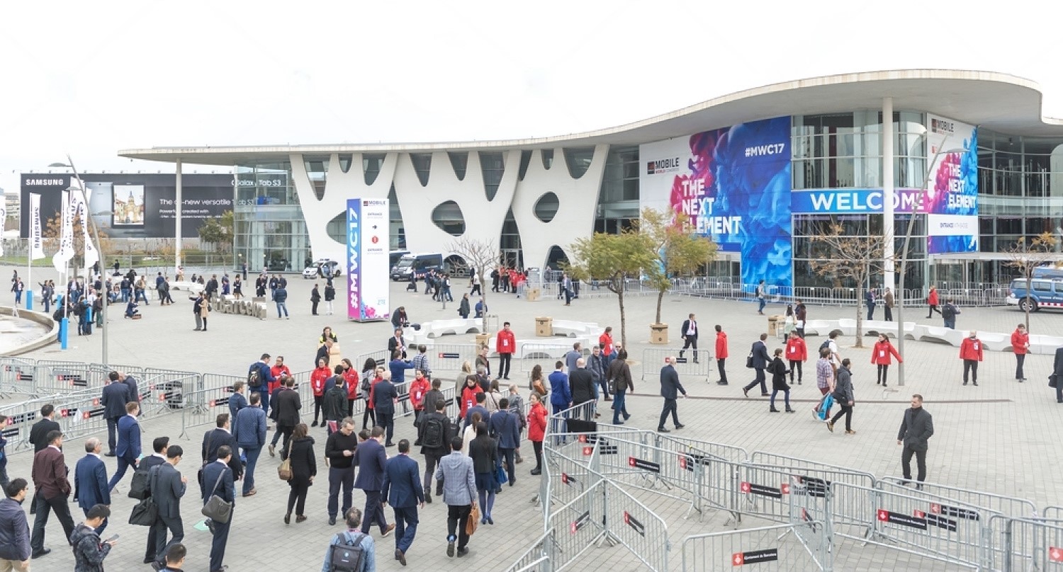 Fira de Barcelona exterior con gente