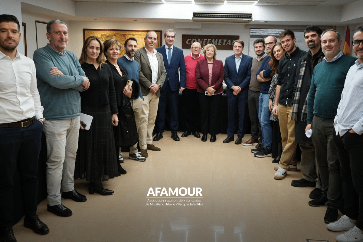 Fotografía de grupo de los participantes en la Asamblea General de AFAMOUR, celebrada en la sede, para abordar asuntos del sector del mobiliario urbano y los parques infantiles.