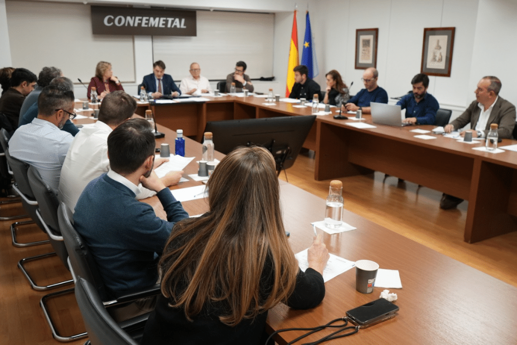 Representantes de AFAMOUR reunidos en torno a una mesa durante la Asamblea General celebrada en la sede de AFAMOUR, para tratar asuntos de interés del sector.