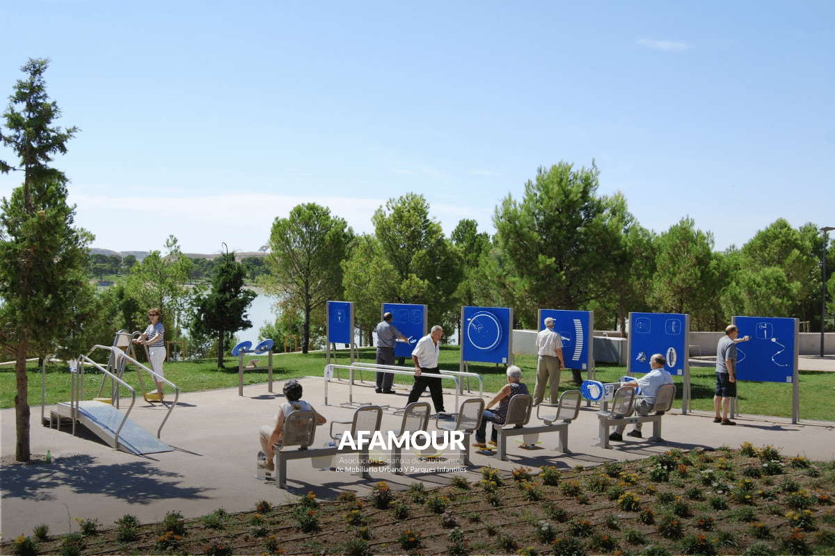 Personas mayores realizando ejercicios en un parque biosaludable al aire libre, con máquinas de ejercicio y equipamiento deportivo en un espacio público rodeado de zonas verdes.