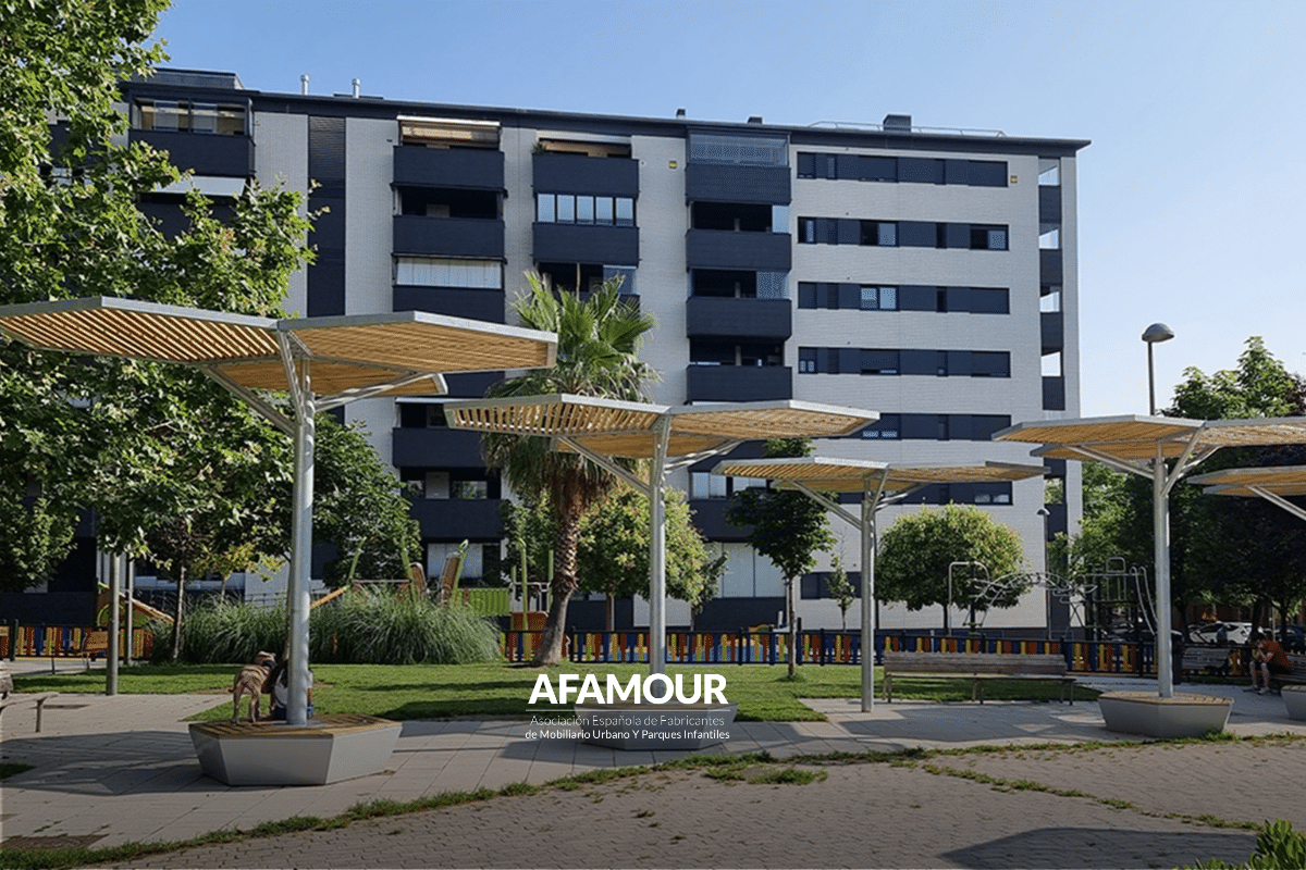 Espacio público urbano con pérgolas de sombra, bancos y zonas verdes que proporcionan áreas de descanso y protección solar en la ciudad.